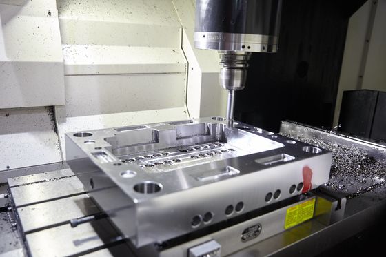 Commande numérique par ordinateur usinant la base ASTM 1050 JIS S50C de moulage par injection de Mazak