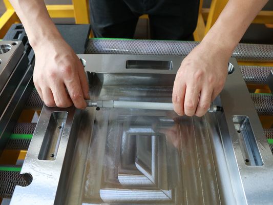 Tolérance de usinage d'épaisseur de plat de la base 0.1mm de moulage par injection de commande numérique par ordinateur