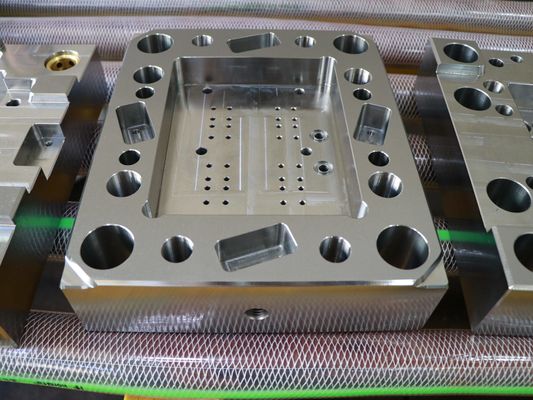 La base de moule de précision de JIS S50c a adapté Logo Services Precision Milling aux besoins du client