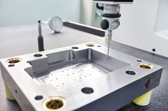 DXM Logo Plastic Mould Base avec et la représentation de verrouillage est un meilleur trou carré de vis de fer traité par commande numérique par ordinateur